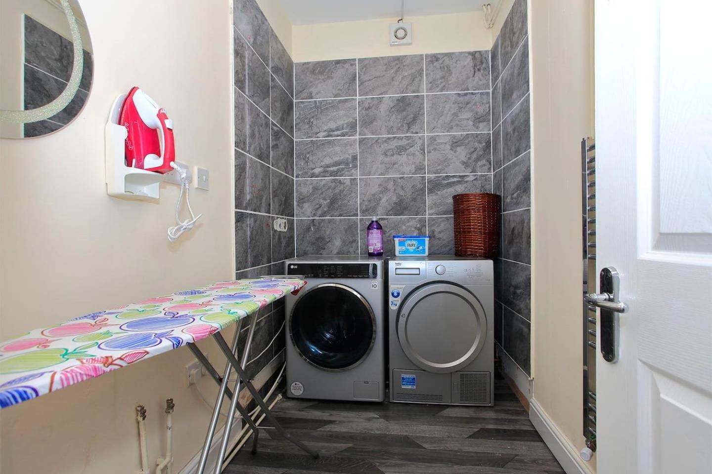 Luxury Hot Tub Entertainment Room Central Park Peterborough Exteriör bild